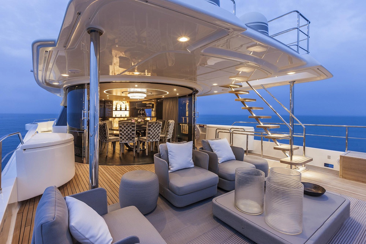 Аренда мегаяхты Ferretti Yachts - YVONNE во Франции - зона отдыха на корме